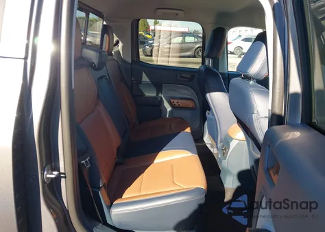 2022 Ford Maverick Lariat z USA, uszkodzony, nr VIN 3FTTW8E3XNRA22723